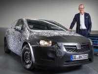 Доктор Карл-Томас Ньюман представляет закамуфлированную Opel Astra