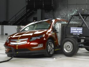 Chevrolet Volt и Nissan Leaf успешно прошли тесты IIHS