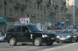 Автомобили со спецсигналами мешают каждому пятому россиянину