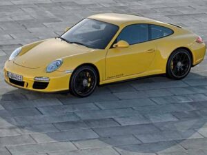 Купе Porsche 911 Carrera 4 GTS — вид сбоку