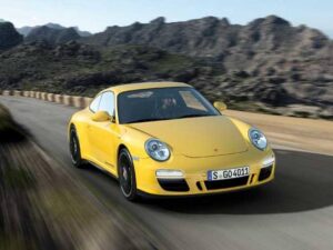 Купе Porsche 911 Carrera 4 GTS — вид спереди