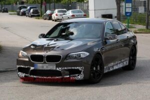 BMW M5 — вид спереди и сбоку