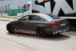 BMW M5 — вид сбоку и сзади