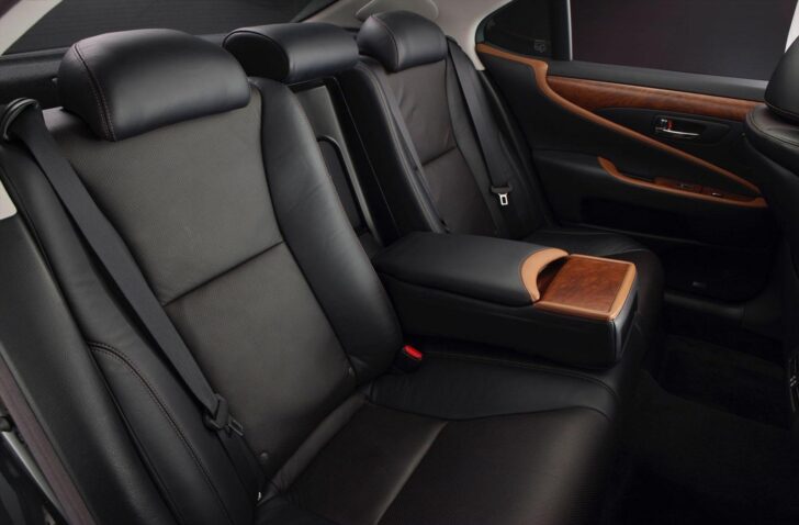 Задний ряд сидений Lexus LS 460 Touring Edition