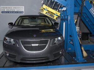 Saab 9-5 и Volkswagen CC стали лучшими в тестах безопасности IIHS