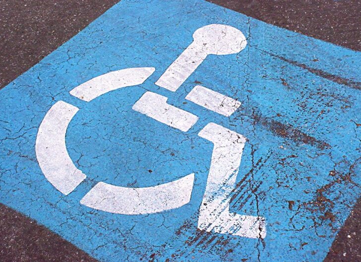 Штраф за парковку в местах для инвалидов вырос в 15-25 раз