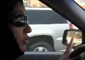 Женщины Саудовской Аравии, несмотря на угрозу тюрьмы, сели за руль