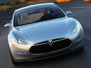 Tesla Model S — вид спереди