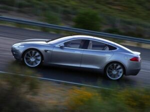 Tesla Model S — вид сбоку