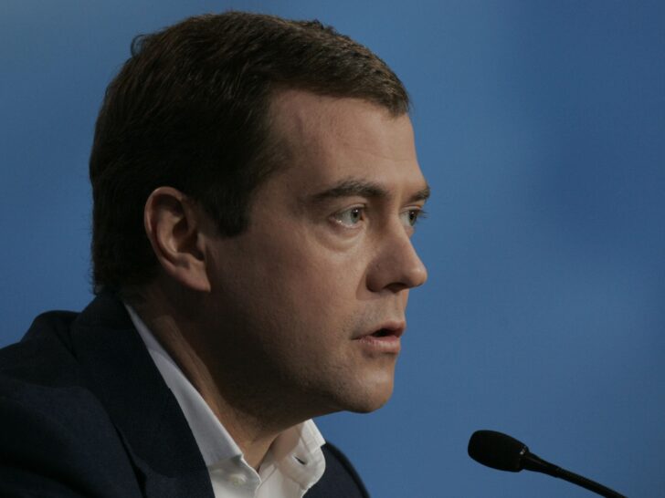 Медведев пригрозил на прошлой неделе увеличить штрафы за нарушения ПДД до полумиллиона