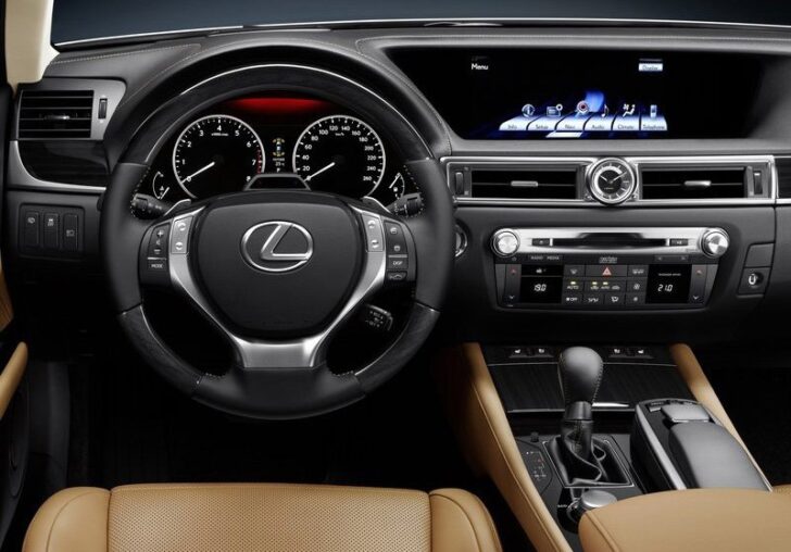 Lexus GS 350 — панель
