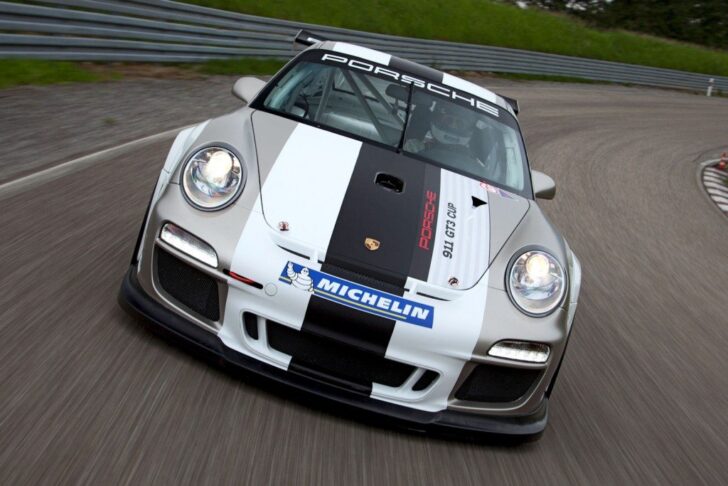Компания Porsche представила новую гоночную автомашину 911 GT3 RS Cup