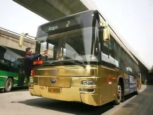 Золотой автобус теперь ездит по улицам Поднебесной