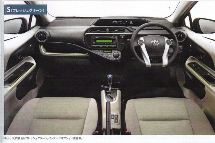 Интерьер Toyota Prius C