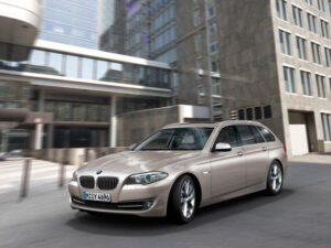 Пятая серия от BMW встретила осень с новинками