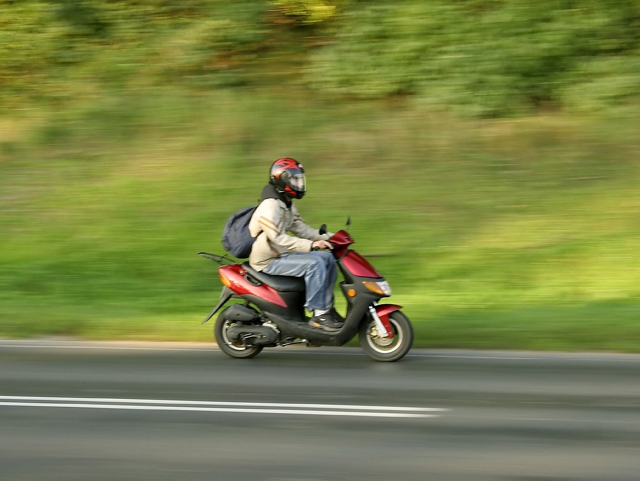 Человек на скутере. Скутер на дороге. Мотоцикл на дороге. Скутер мотоцикл. Подросток на скутере.