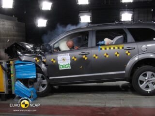Fiat Freemont в испытаниях фронтального удара Euro NCAP