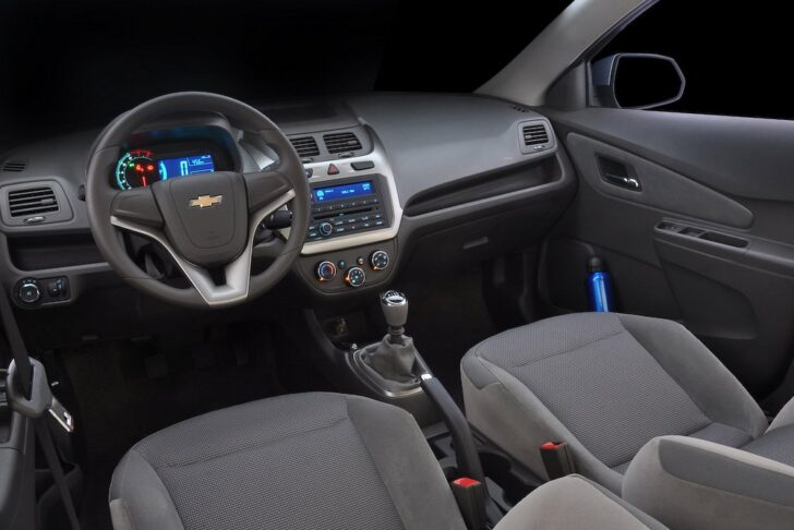Chevrolet Cobalt 2012 (интерьер)