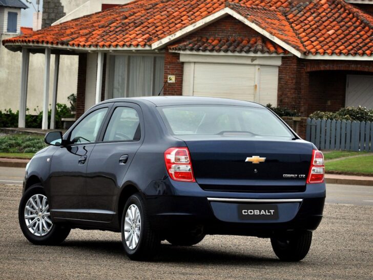Chevrolet Cobalt 2012 (вид сзади)