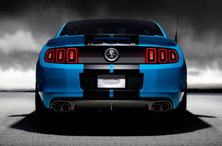 Ford Mustang Shelby GT500 (вид сзади)