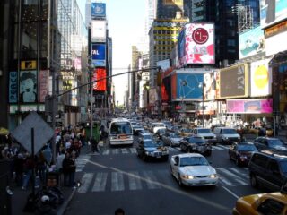 Поток машин в Нью-Йорке, США