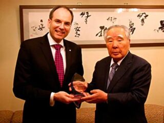 Директор Intelligent Energy д-р Генри Винанд и президент и главный управляющий компании Suzuki Осаму Судзуки