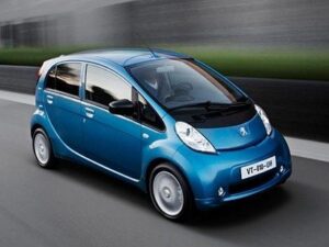 Компании Peugeot и Citroën уценяют свои электрокары на рынке Великобритании