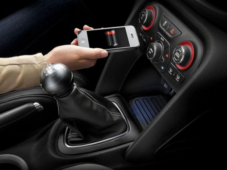 Chrysler оснастит свои автомобили беспроводным зарядным устройством для телефонов
