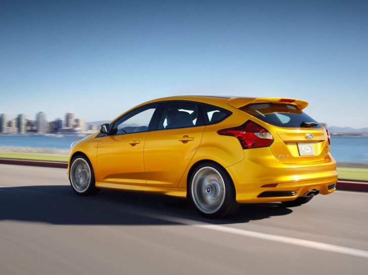 Ford Focus ST — вид сбоку