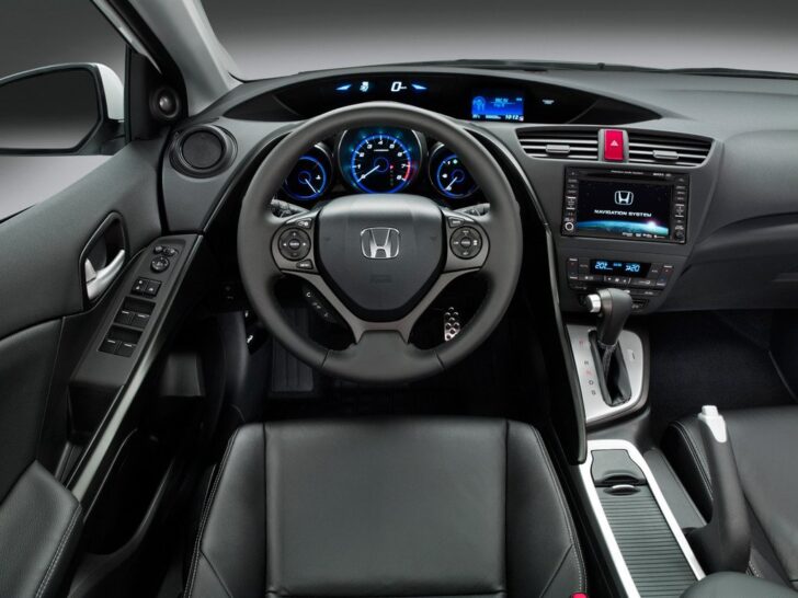 Honda Civic 5D — интерьер