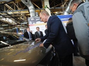 В. В. Путин расписался на новой Lada Largus