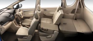 Сложенный задний ряд сидений Suzuki Ertiga дает дополнительное пространство