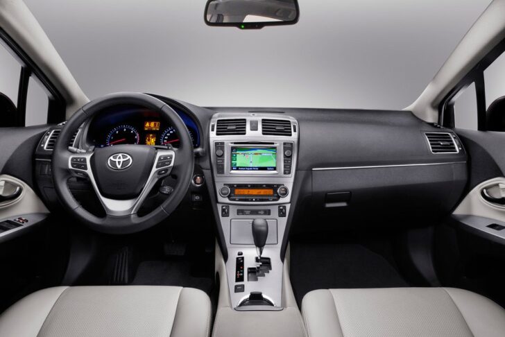 Интерьер Toyota Avensis