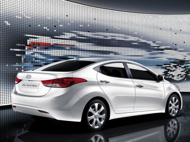 2013 Hyundai Elantra — вид сзади