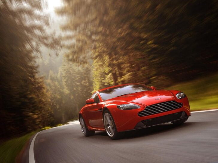 Aston Martin Vantage V8 — на трассе