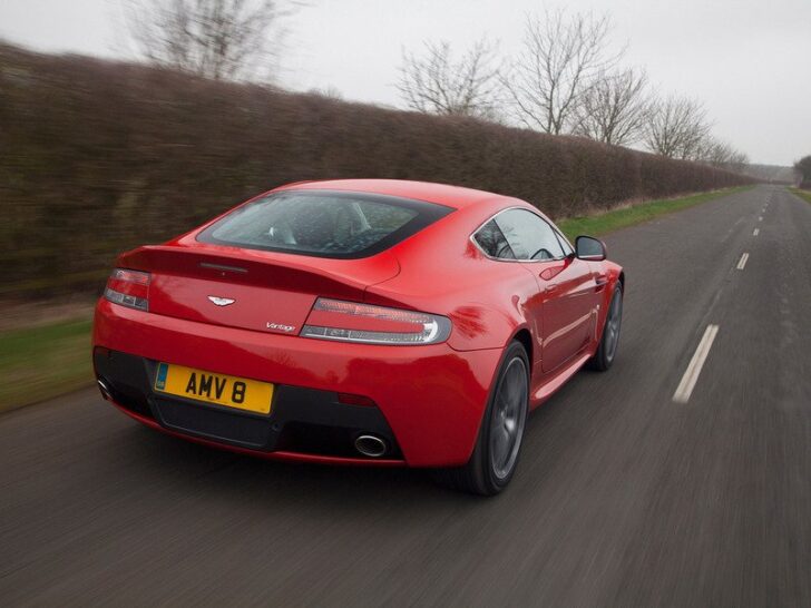 Aston Martin Vantage V8 — вид сзади
