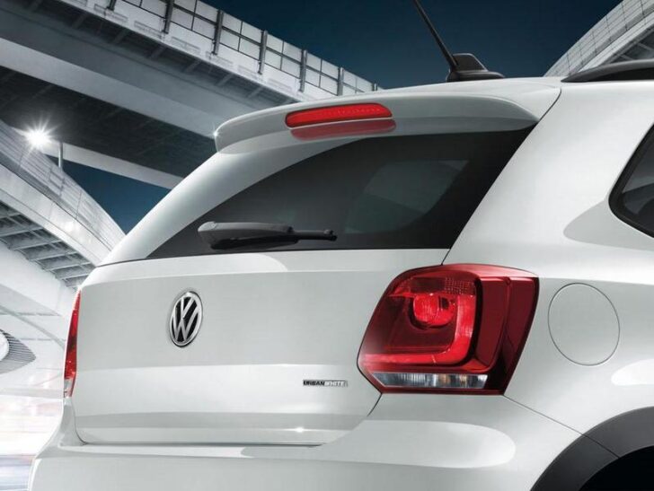 Volkswagen CrossPolo Urban White — вид сзади