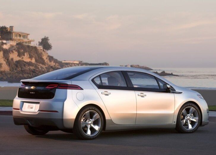 2011 Chevrolet Volt — вид сбоку