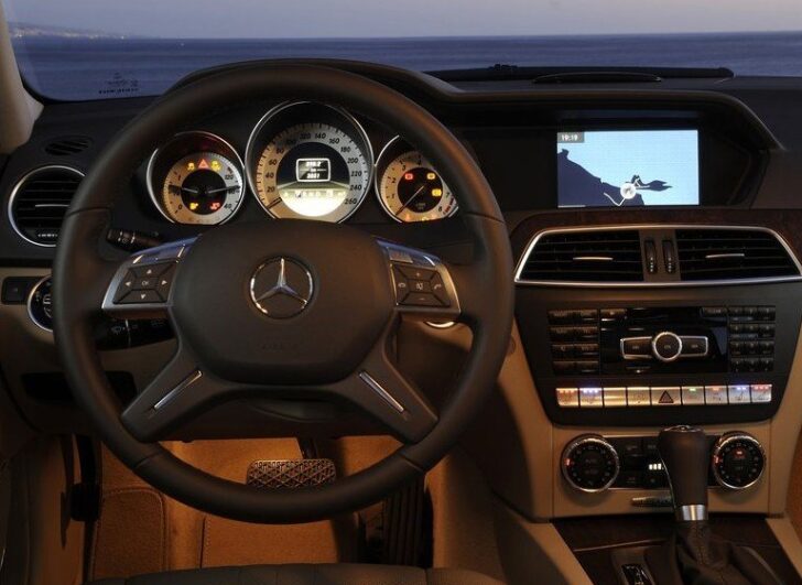 2012 Mercedes Benz C-Class — интерьер
