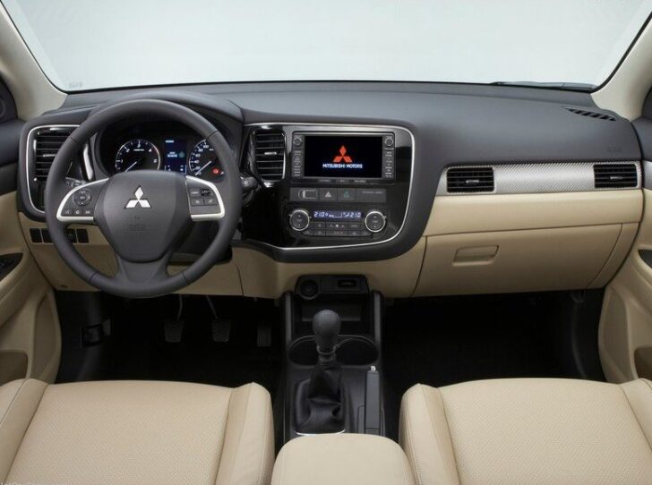 2013 Mitsubishi Outlander — интерьер