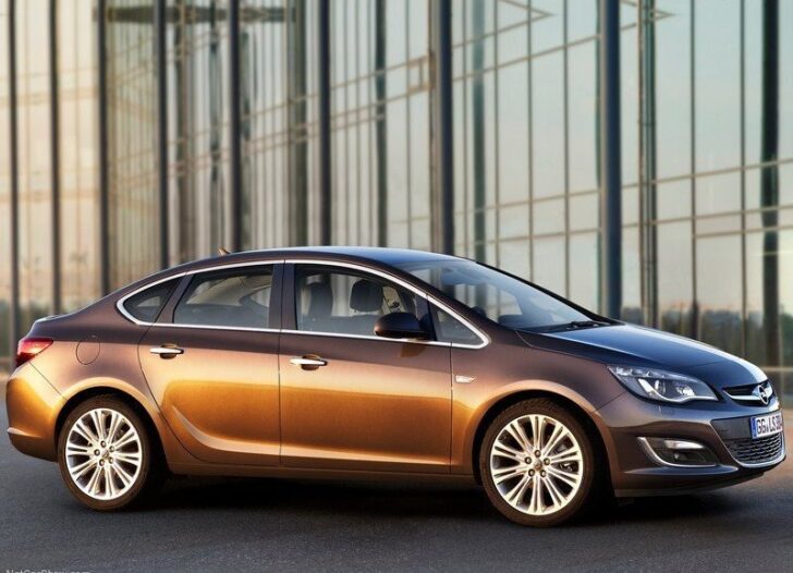 2013 Opel Astra Sedan — вид сбоку