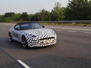 Новый Jaguar F-Type попался в объектив фотошпионов