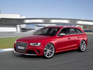 Audi RS 4 Avant — вид сбоку