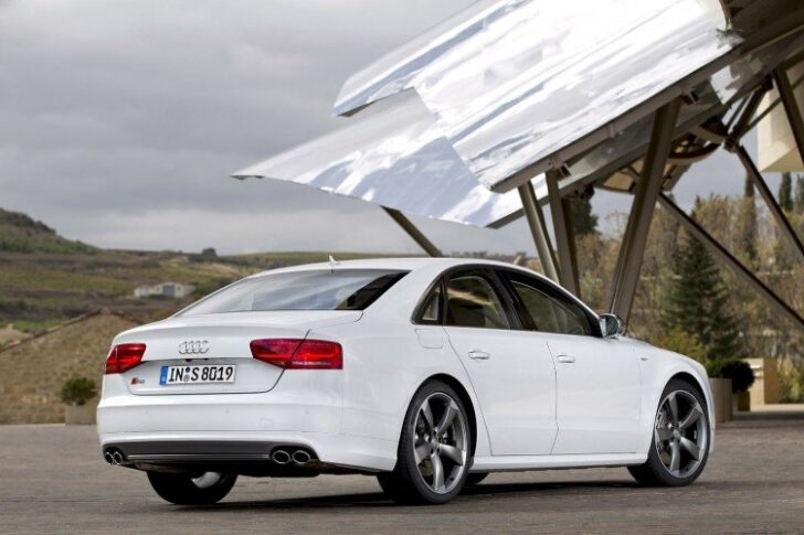 Audi S8 — вид сзади