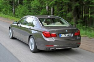 2013 BMW 7-series — вид сзади