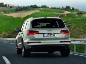 Audi Q7 — вид сзади