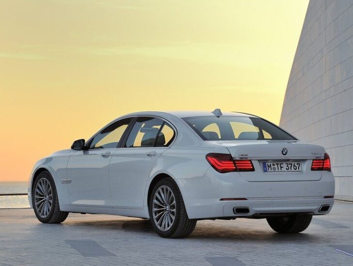 2013 BMW 7-Series — вид сзади