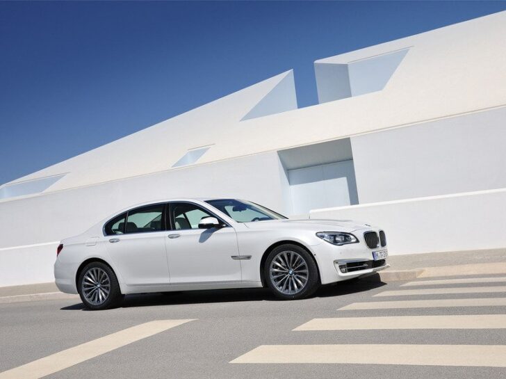 Компания BMW назвала российские цены для BMW 7 series образца 2013 года
