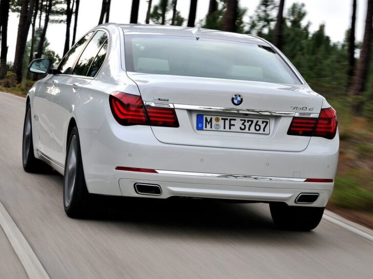 2013 BMW 7 series — вид сзади