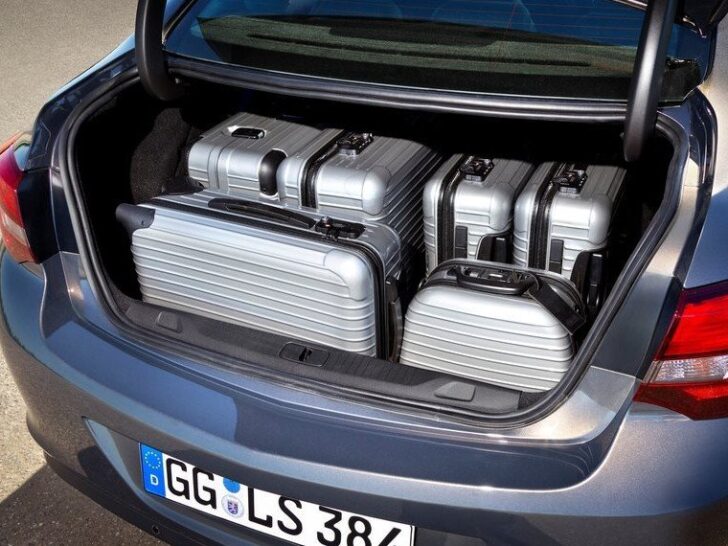 2013 Opel Astra Sedan — багажник